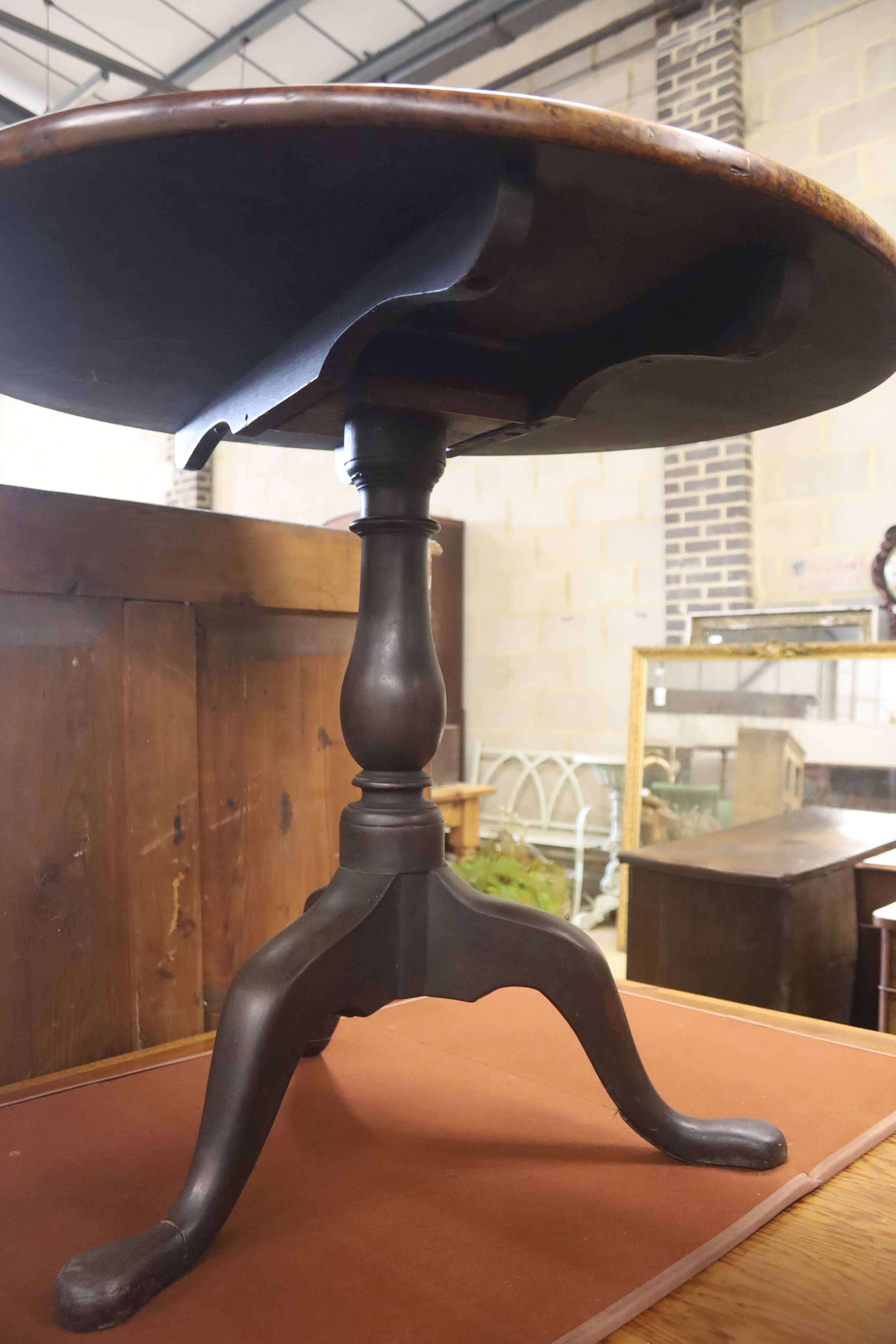 A George III mahogany circular tilt top tea table, 84cm diameter, height 71cm